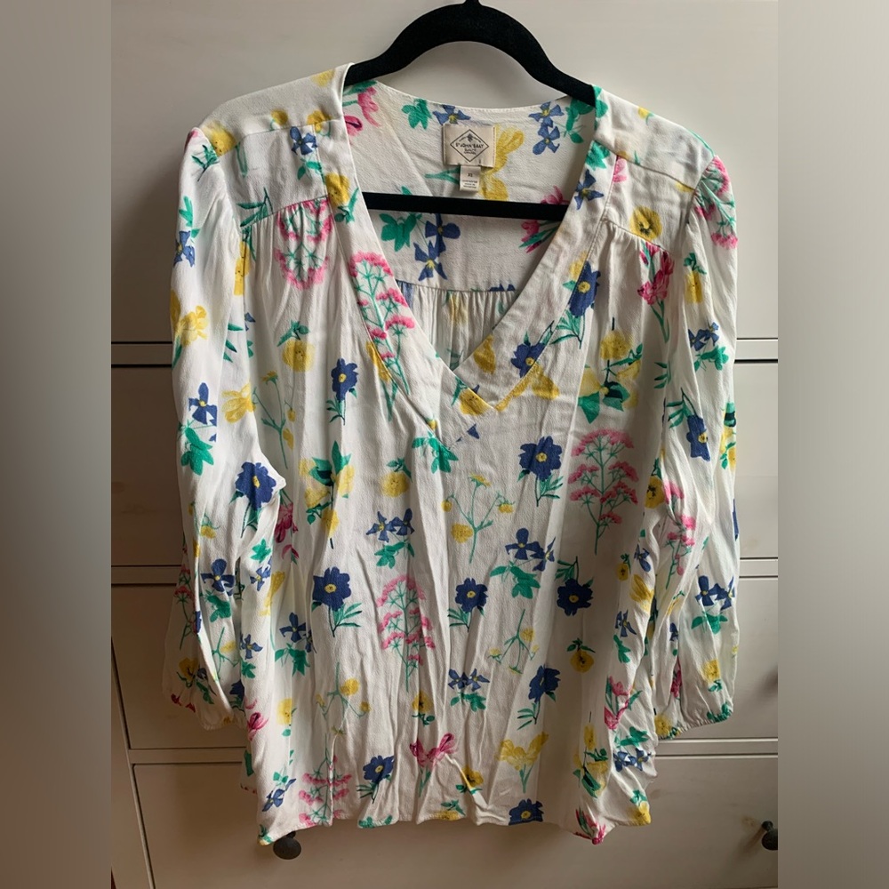 Women’s St John’s Bay Off White Floral Collarless VNeck 3/4 Sleeve Top. Size XL